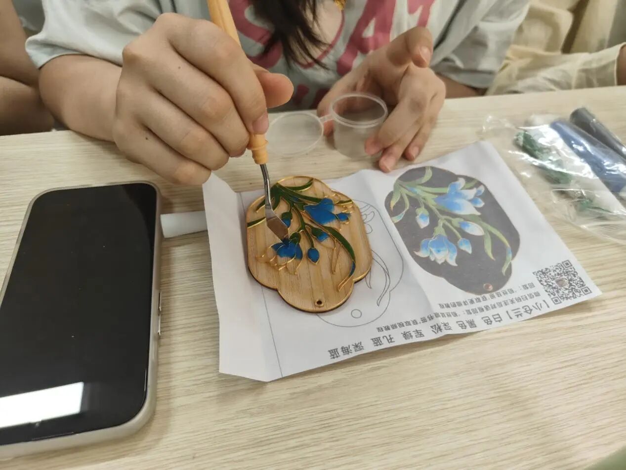 一站式学生社区 | 匠心润社区，珐琅添雅韵 智慧社区开展非遗掐丝珐琅体验课 第 4 张