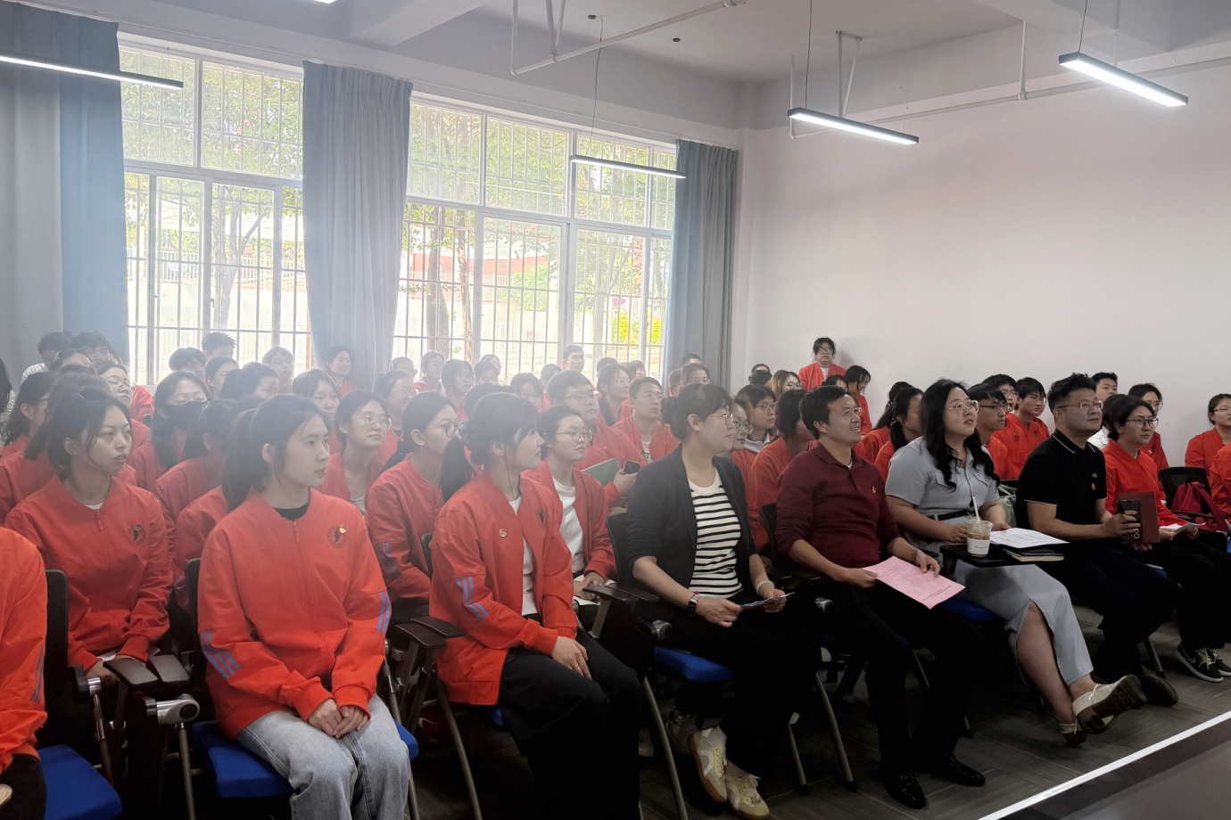 学院资讯 | 财经商贸学院成功举办第一期“寻光·阅见”系列读书分享会 第 1 张