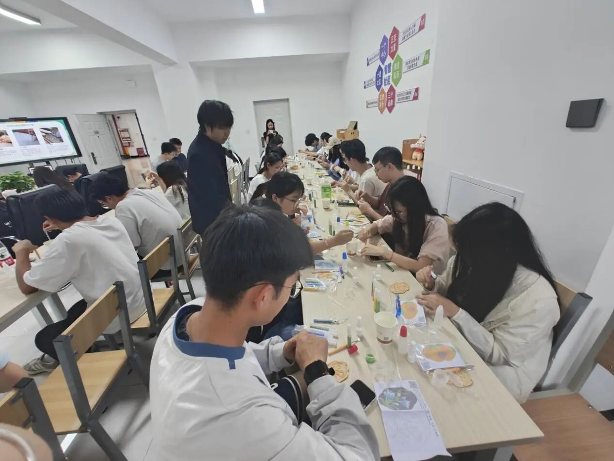 一站式学生社区 | 匠心润社区，珐琅添雅韵 智慧社区开展非遗掐丝珐琅体验课 第 2 张